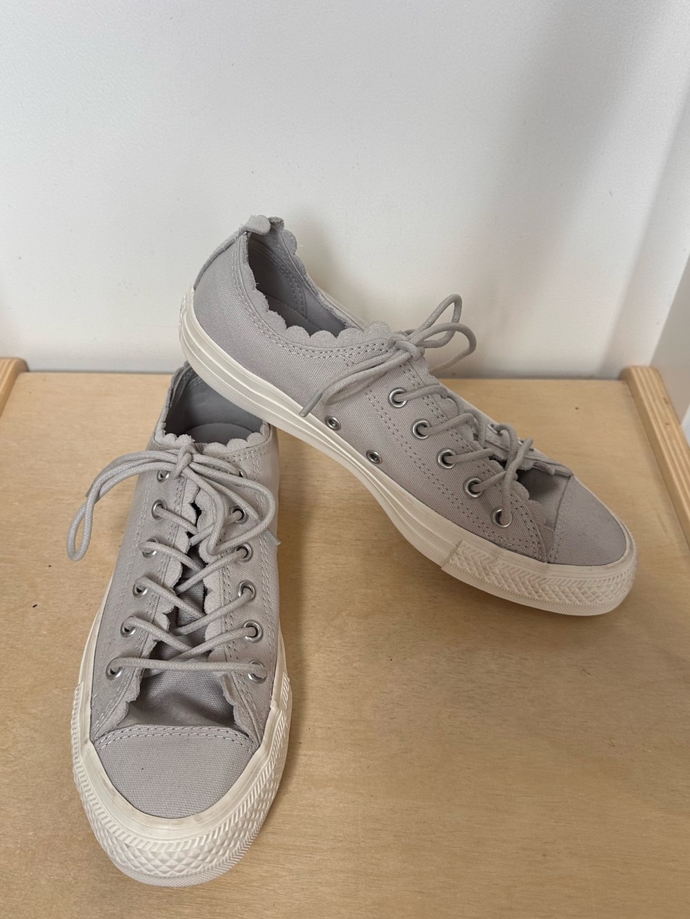 Sz 7 in Womens Converse Chuck Taylor All Star Frilly Thrills sneakers